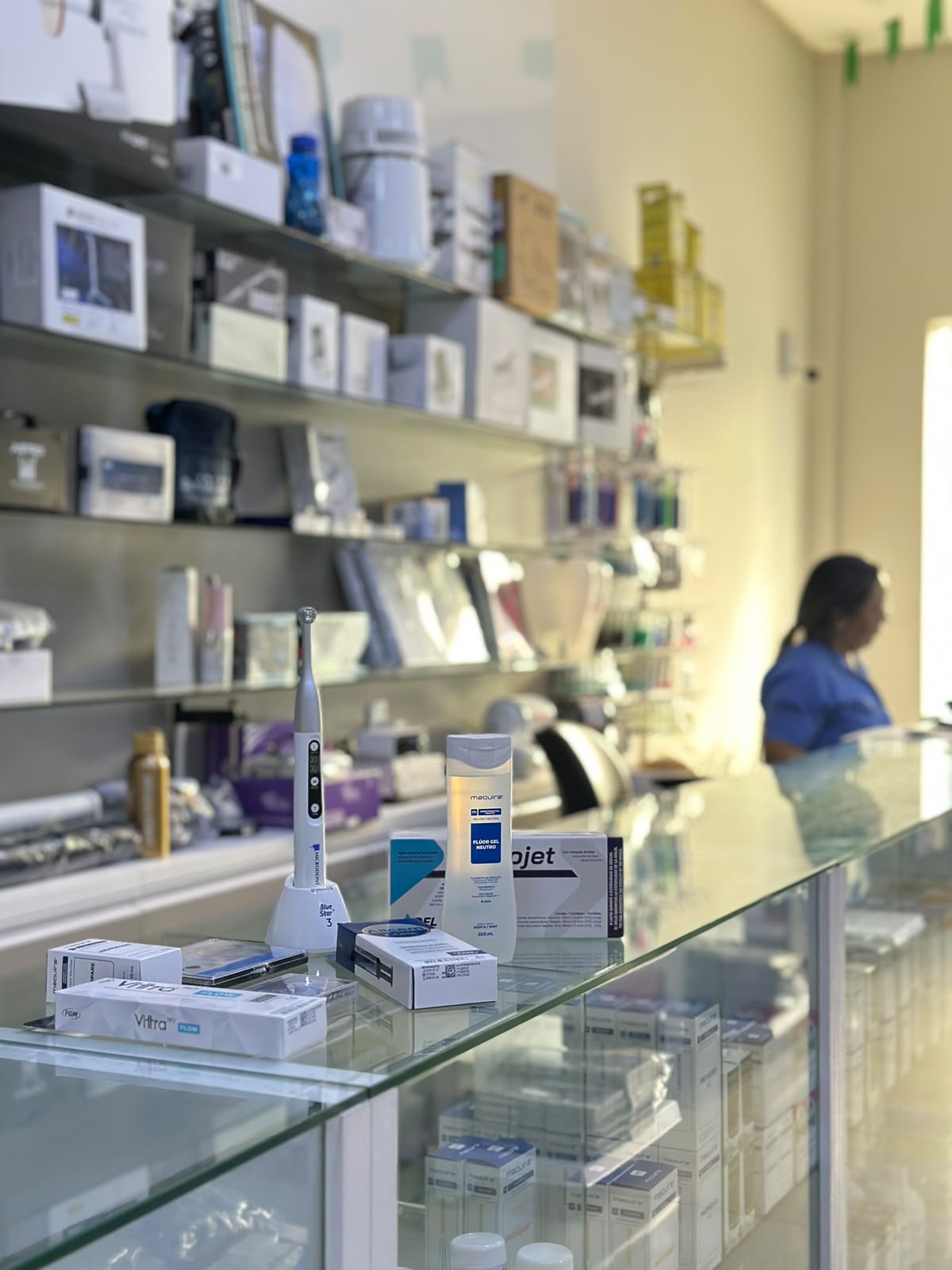Ambiente organizado de produtos odontológicos